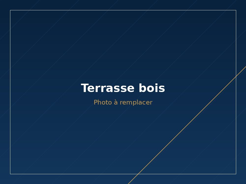 Terrasse en bois aménagée à l'arrière d'une maison